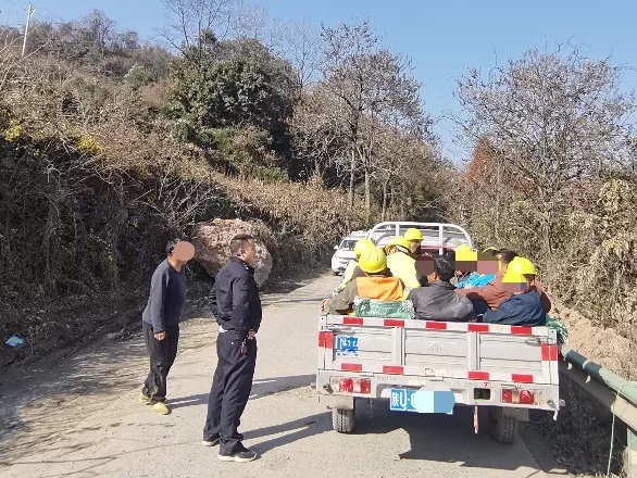 做好道路交通事故预防"减量控大"工作,进一步促进平安石泉建设,该大队