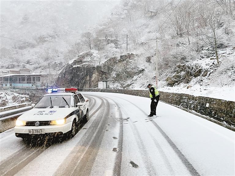 210国道长安山区段路面出现积雪，交警长安大队秦岭中队民警现场巡查。 长安交警供图
