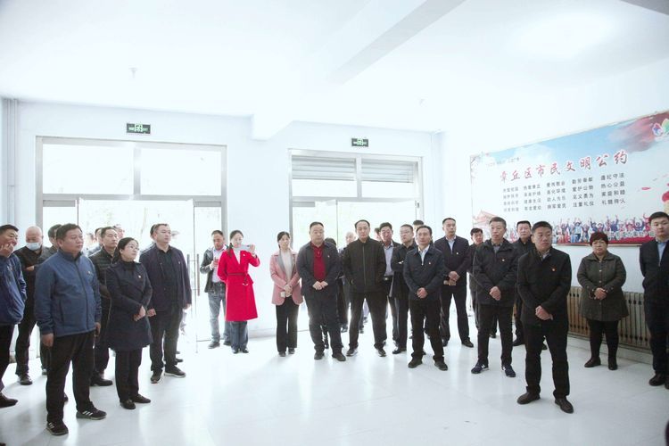 乡村振兴大比武观摩官庄社区。