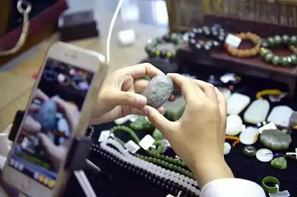 直播的翡翠能买吗