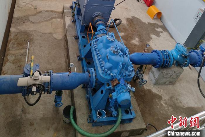 位于庆城县芡子沟水库山脚下的市区应急水源工程1号泵站机器轰鸣，正在将黄河水向外输送。王博雅 摄