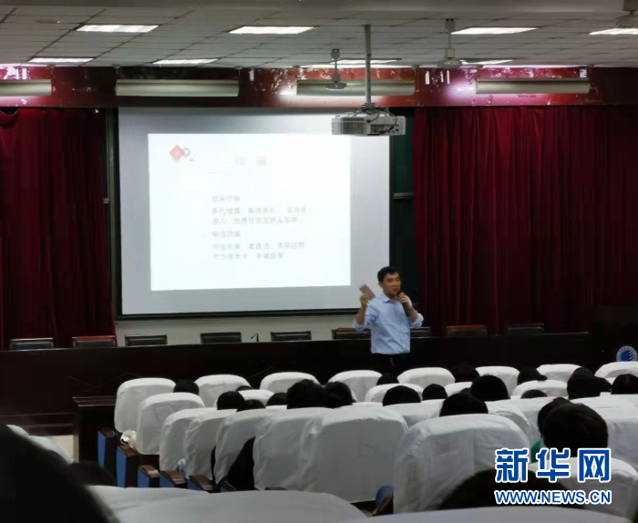 2019年开学季，在陕西科技大学讲台上，韩红辉为新生普及安全知识，分享志愿服务心得体会。（图片由被采访者提供）