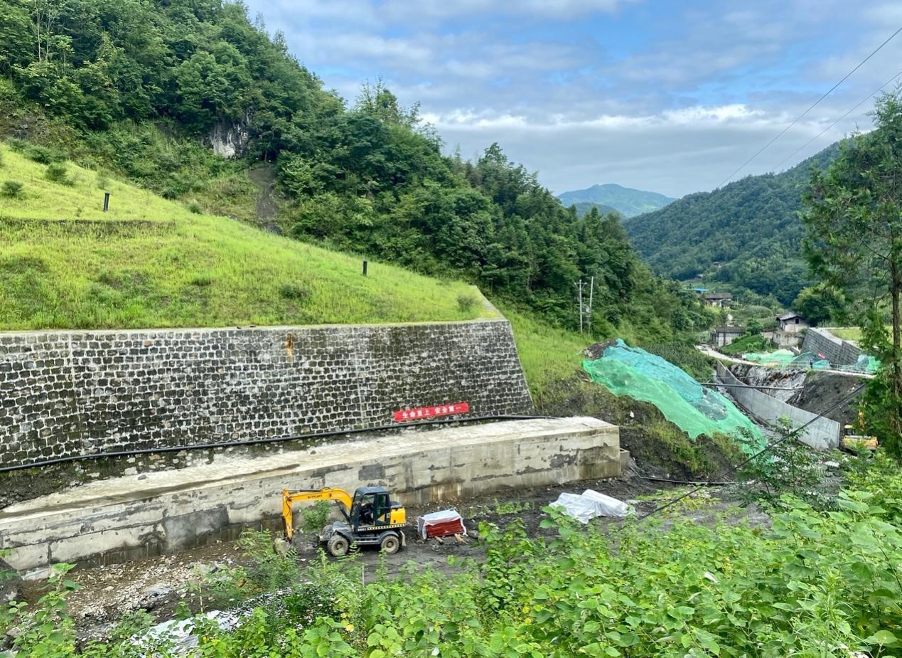 2020年8月 白河县凤凰村干子坪的渣场正在进行二次修复 澎湃新闻记者 刁凡超 资料图