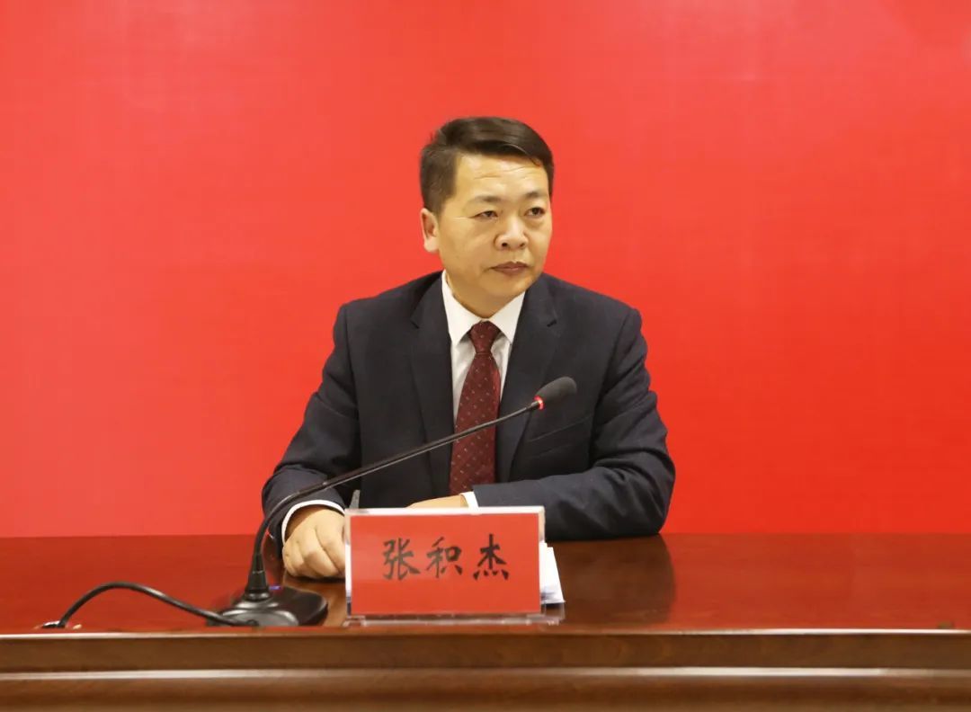 中共金昌市委宣传部副部长、市新闻出版局局长张积杰主持新闻发布会