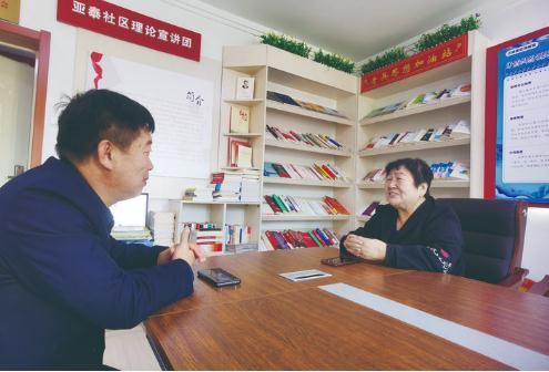 严国珍(右)正在跟居民唠家常解心结。 于慧 摄