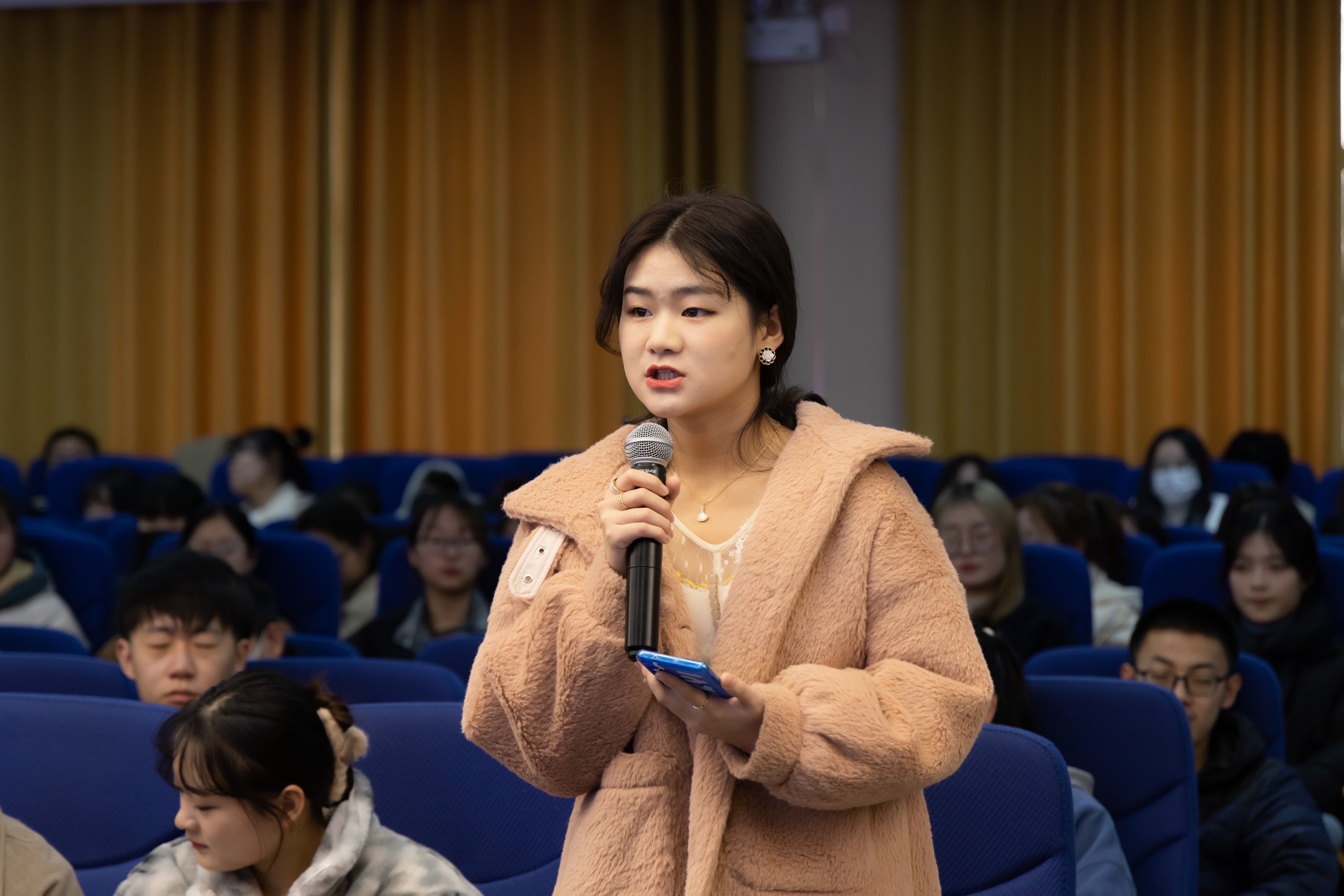 问答环节中,电子商务专业学生现场提问,来访嘉宾们耐心细致解答