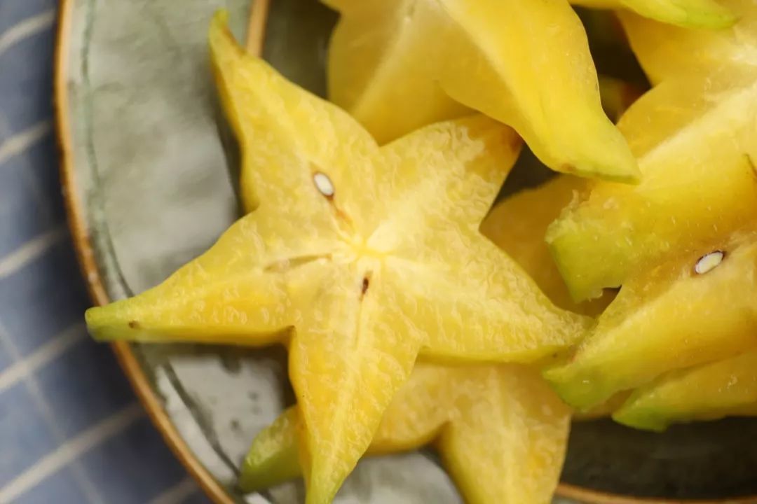 第一次吃小学课文里的星星果杨桃嘶怎么这么酸涩