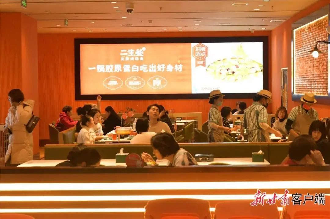 各种美食店里，人气依旧。