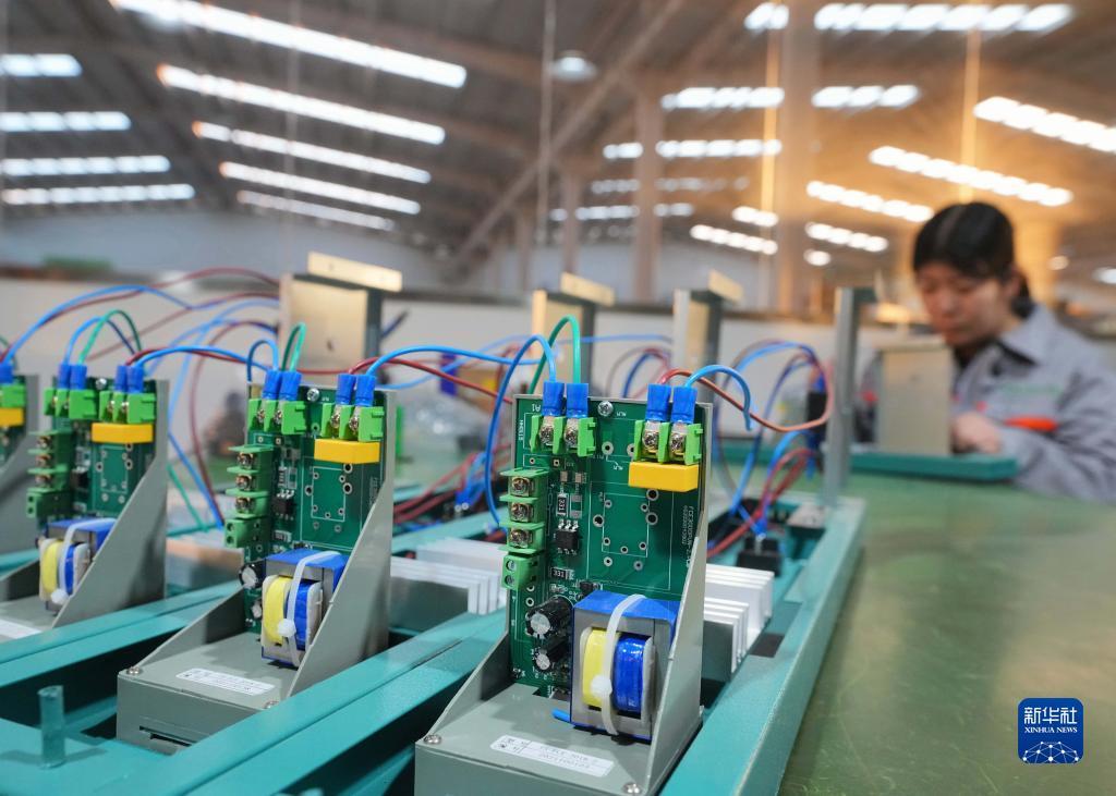 12月1日,工人在黄骅市一家电子仪器企业的仪器组装车间工作.