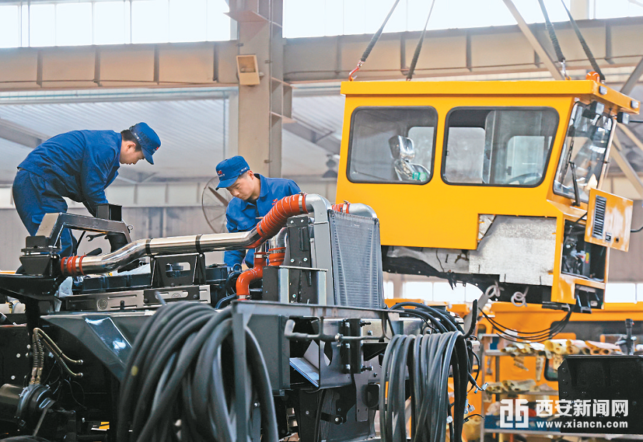 工人在陕西同力重工车辆生产线上忙碌. (记者 谢伟 摄)
