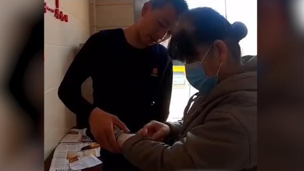 消防员帮阿姨拆手镯差点“翻车”：这是我敲过最硬的玉镯