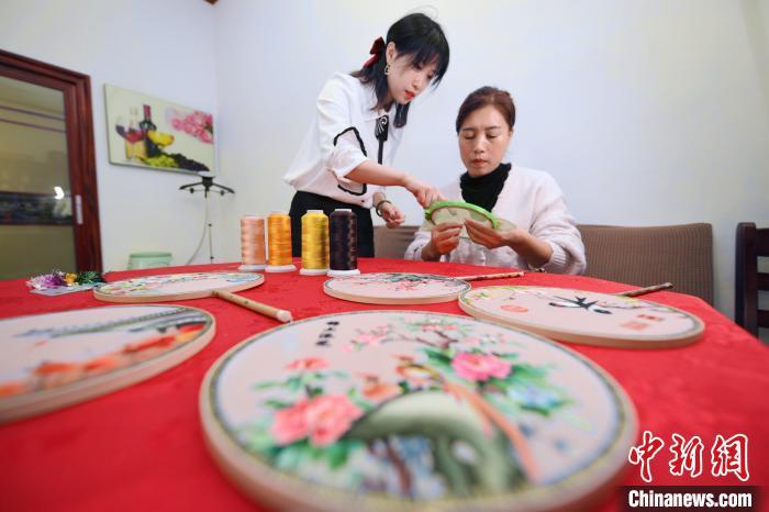 “绣娘”增收不出村京南御绣赢海内外市场