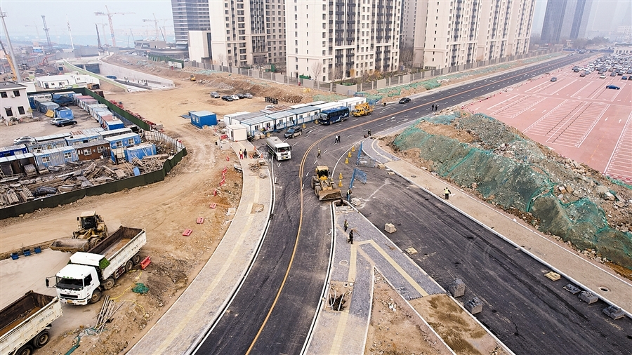 大连湾海底隧道工程首轮接线道路铺设完成