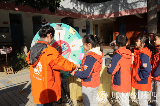 法治趣味体验区:幸运大转盘 等你来挑战