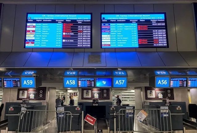 南非约翰内斯堡国际机场电子屏显示，当地飞往英国伦敦的航班被取消。图源：澎湃新闻