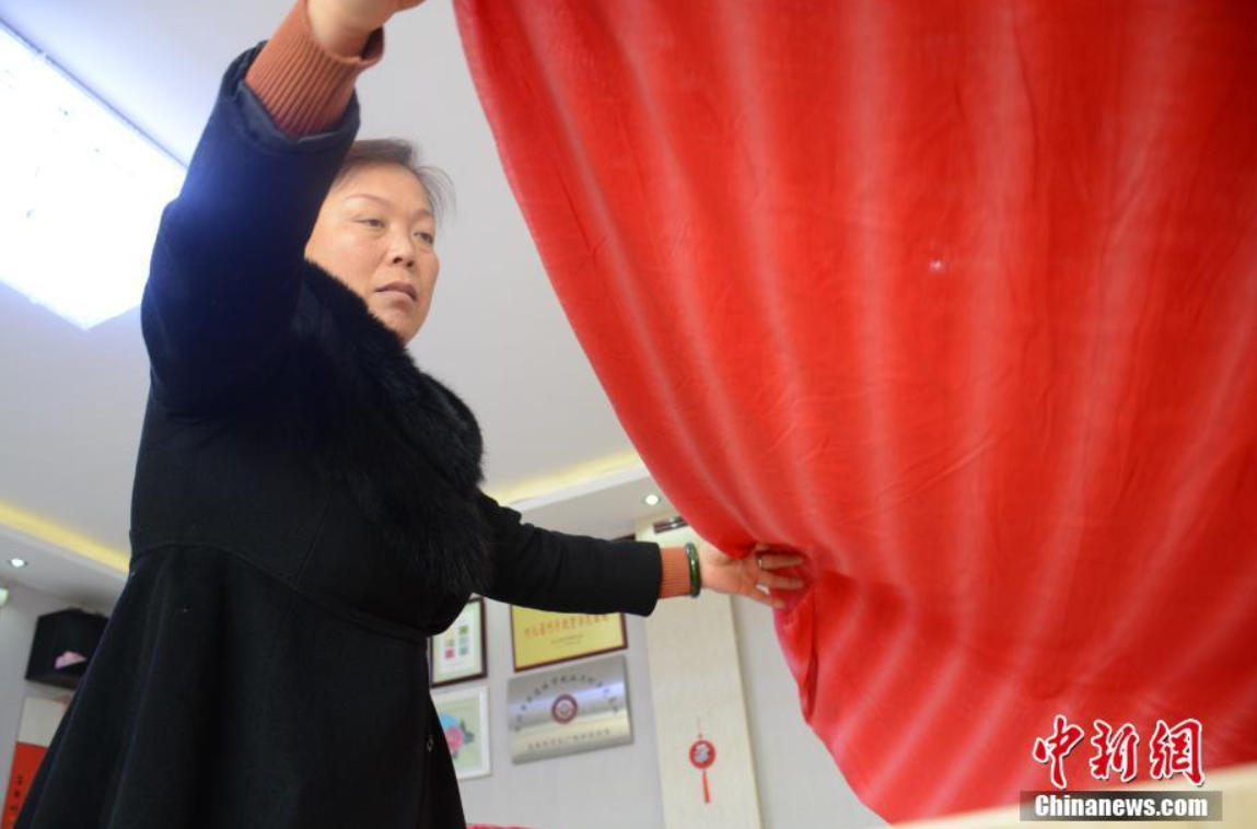 11月27日，献县同懋和织布厂，在生产纱布的同时，沧州市非物质文化遗产凤尾纱传承人李东芳又进行研究设计，把凤尾纱制作成了各种精美的艺术品，深受人们的喜爱。彭锦帅 摄