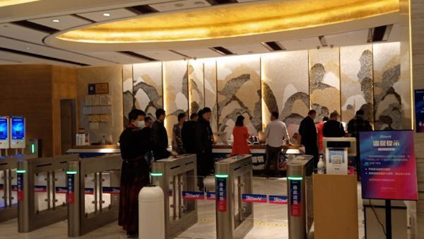 男子洗浴会所逃单被保安发现 双方打了起来