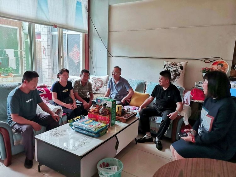 走访弱势群体家庭。