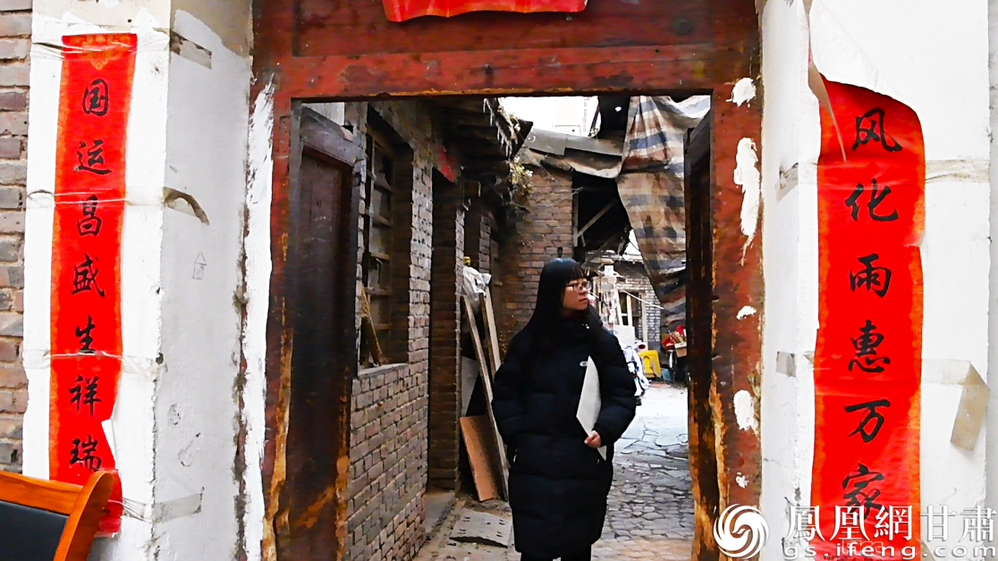 网友关于老房子的评论，张盈总会仔细地回复，随着他们的记忆去找寻，然后在画纸上复刻下来。税肖肖 摄