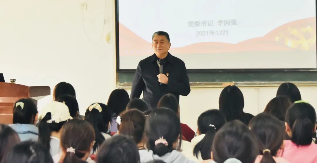 郑州财经学院校党委书记李国强为学生讲课