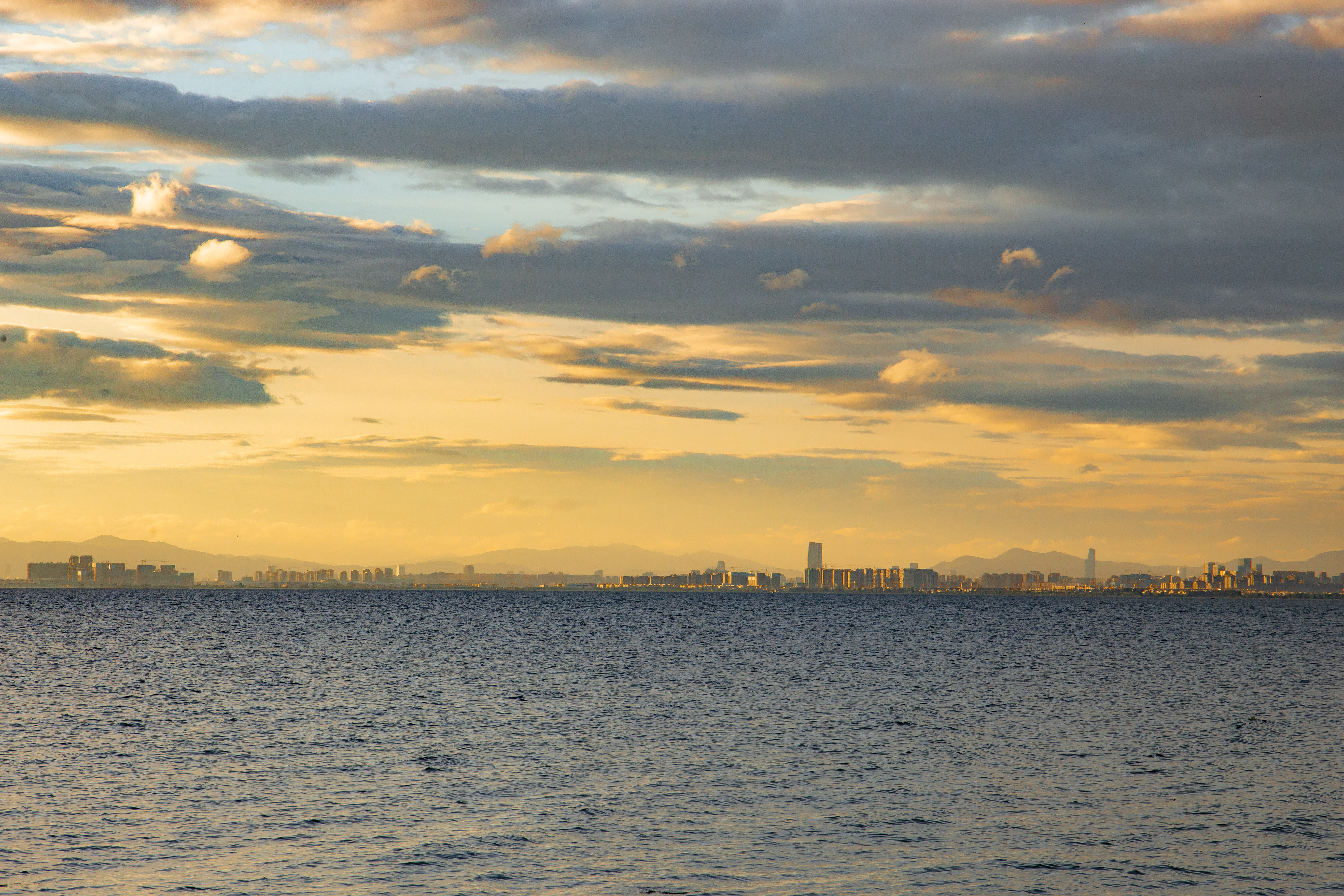 2020年10月4日,昆明,滇池日落风光.视觉中国 图