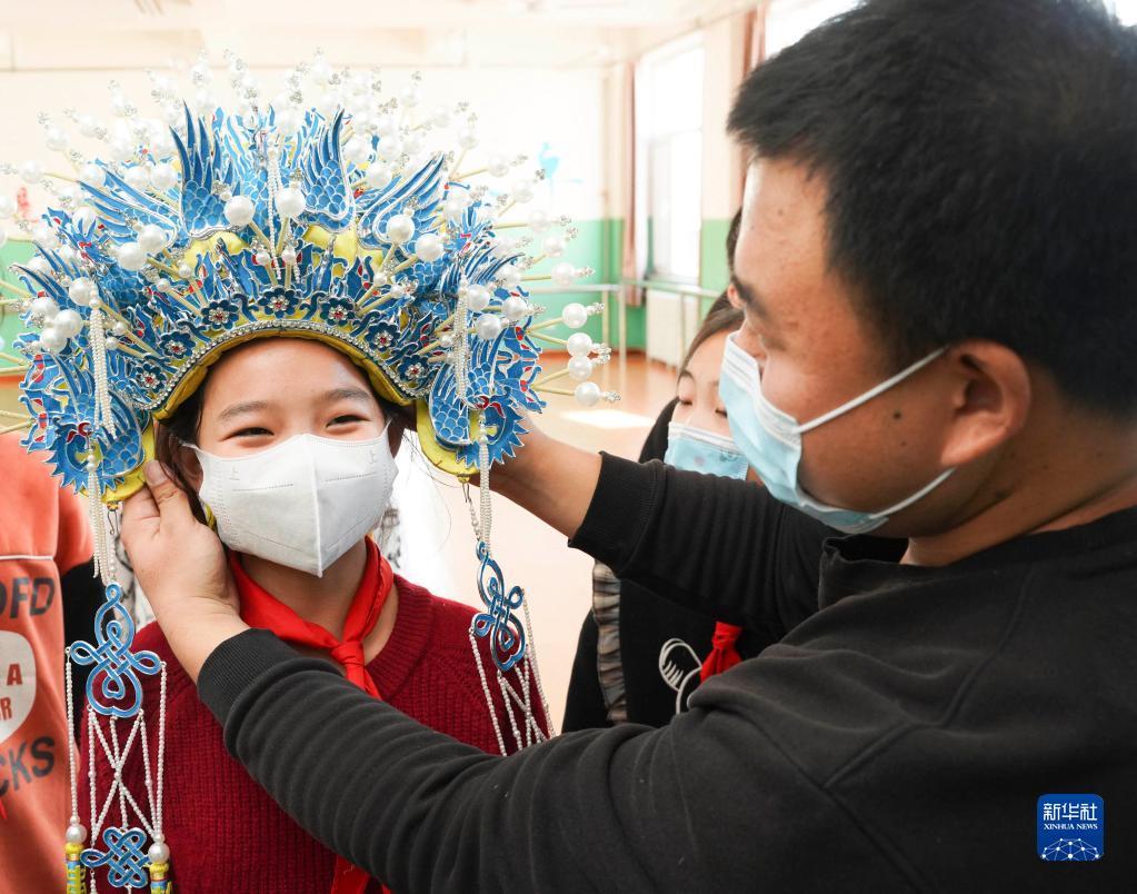 11月24日，石家庄鹿泉区第二实验小学戏剧兴趣班的学生体验戴盔头。