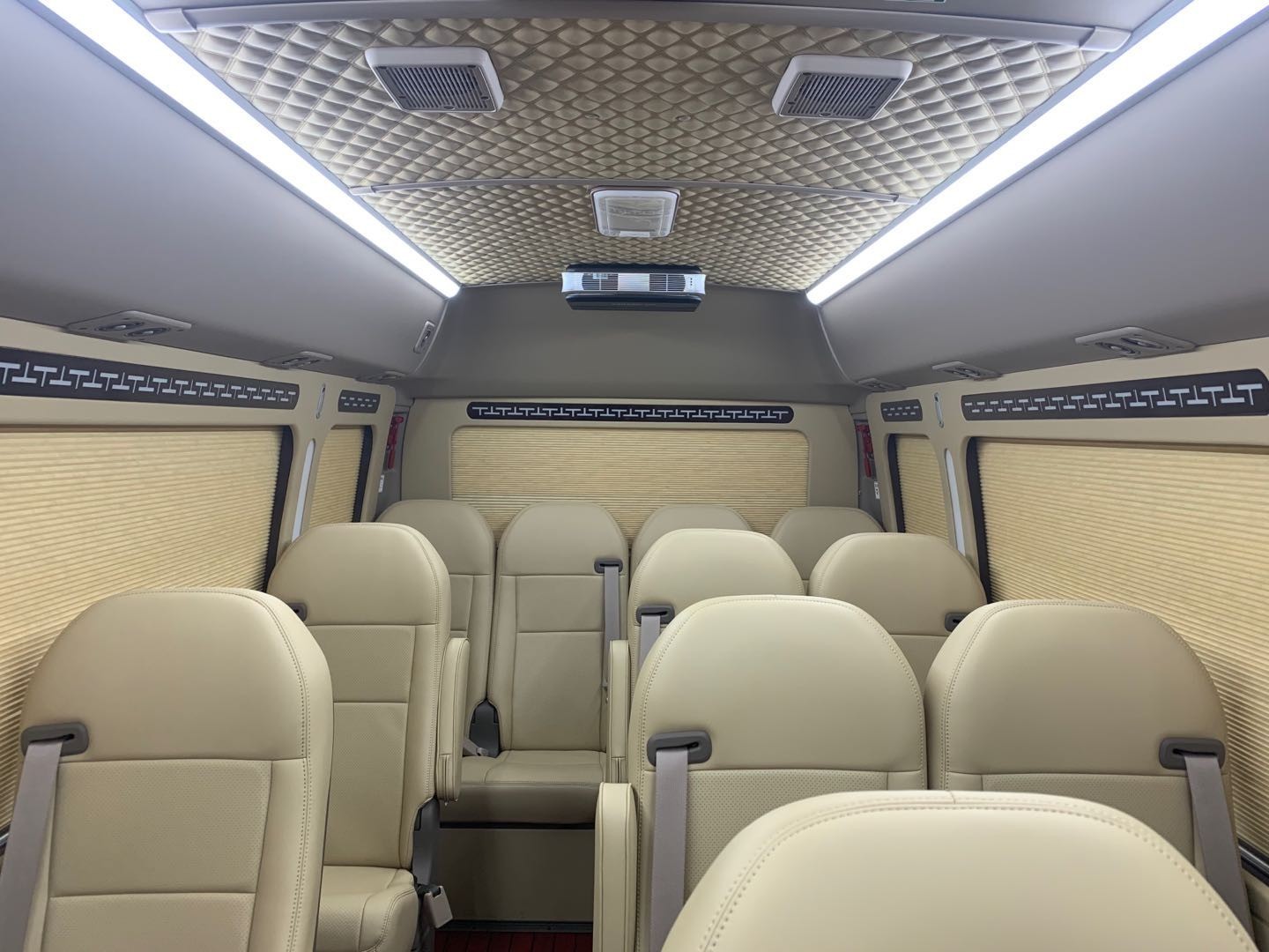 丰田考斯特17座内饰配置及报价