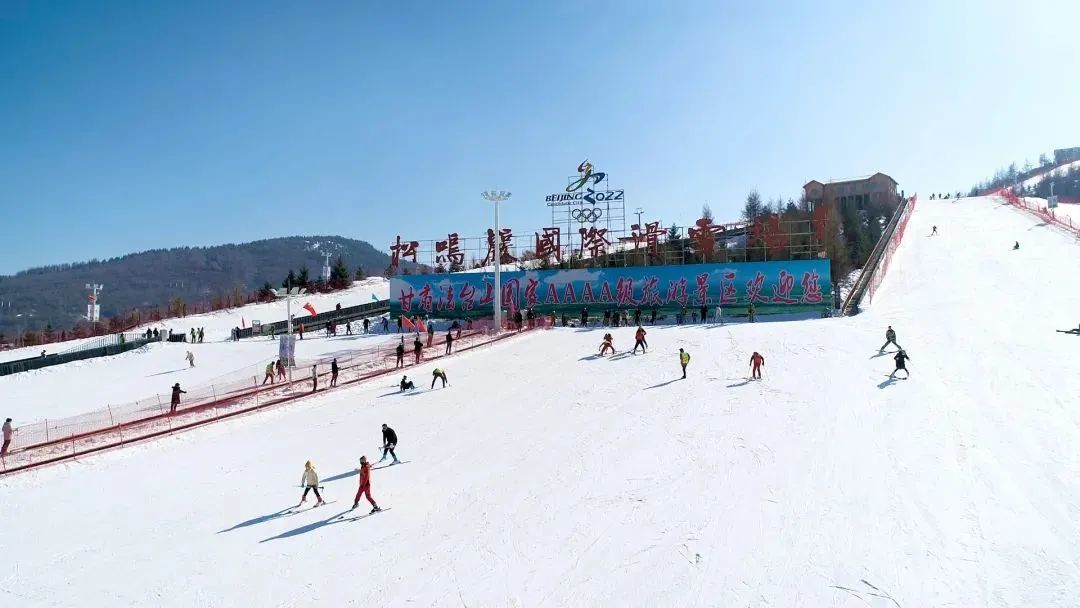 临夏松鸣岩国际滑雪场图片