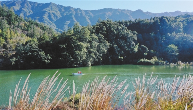 11月29日，生态管护员驾船在靖安县三爪仑乡红星村北河巡河。