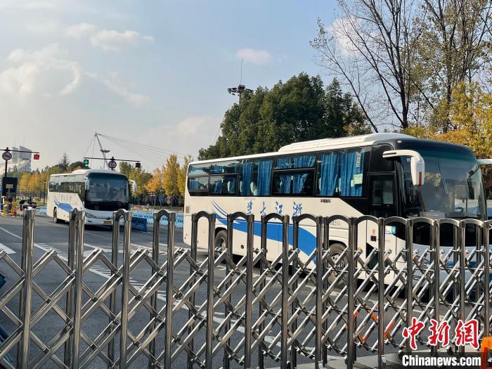 11月27日，浙大安排校车送学生离开紫金港校区。　童笑雨 摄