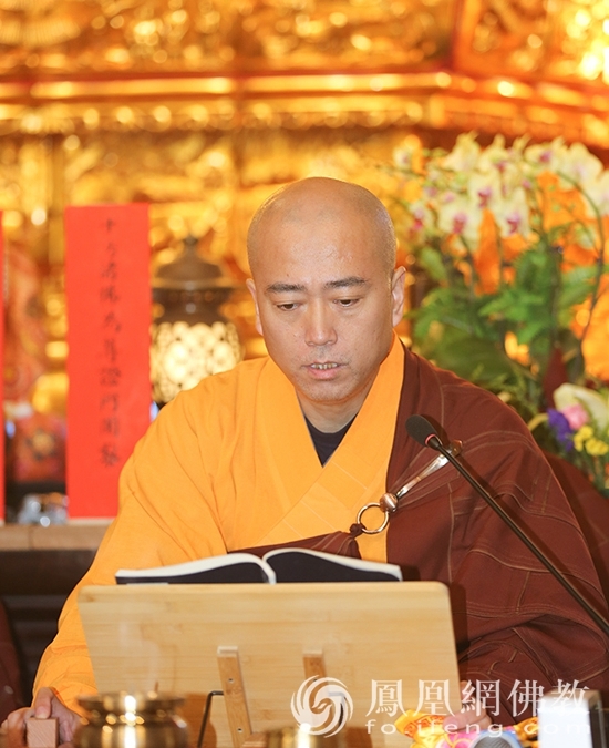 宏海律师教导新戒(图片来源:凤凰网佛教 摄影:普陀山佛教协会)