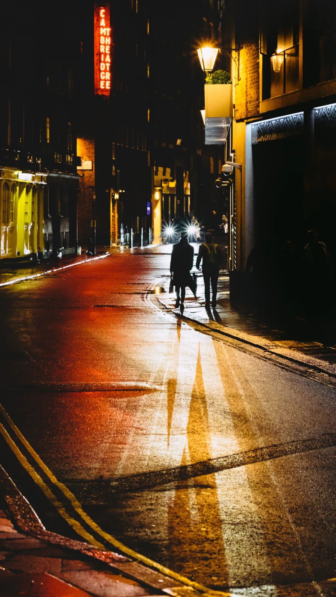 △伦敦入夜后的小街/unsplash