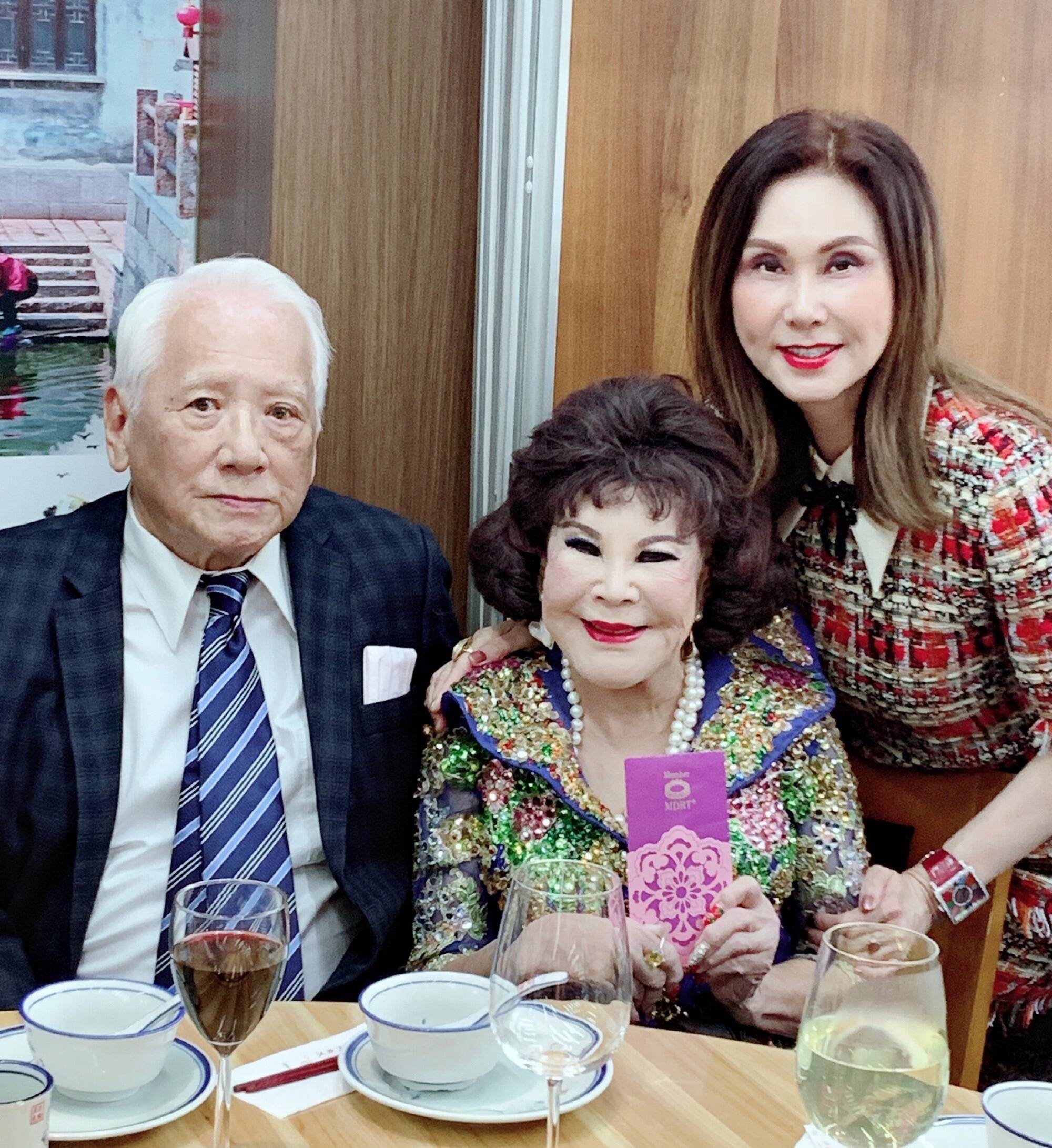 黄夏蕙设宴庆祝88岁生日,85岁丈夫罕见露脸,两人结婚38年仍恩爱