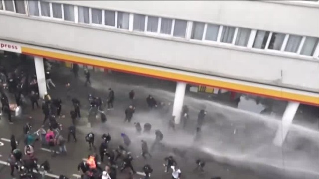 比利时首都发生大规模警民冲突：警方发射水炮殴打示威者 民众扔烟花反击