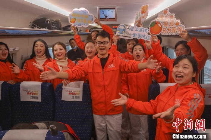 图为赣州开往深圳的首发列车上，信丰县带来的合唱演出。　刘力鑫　摄