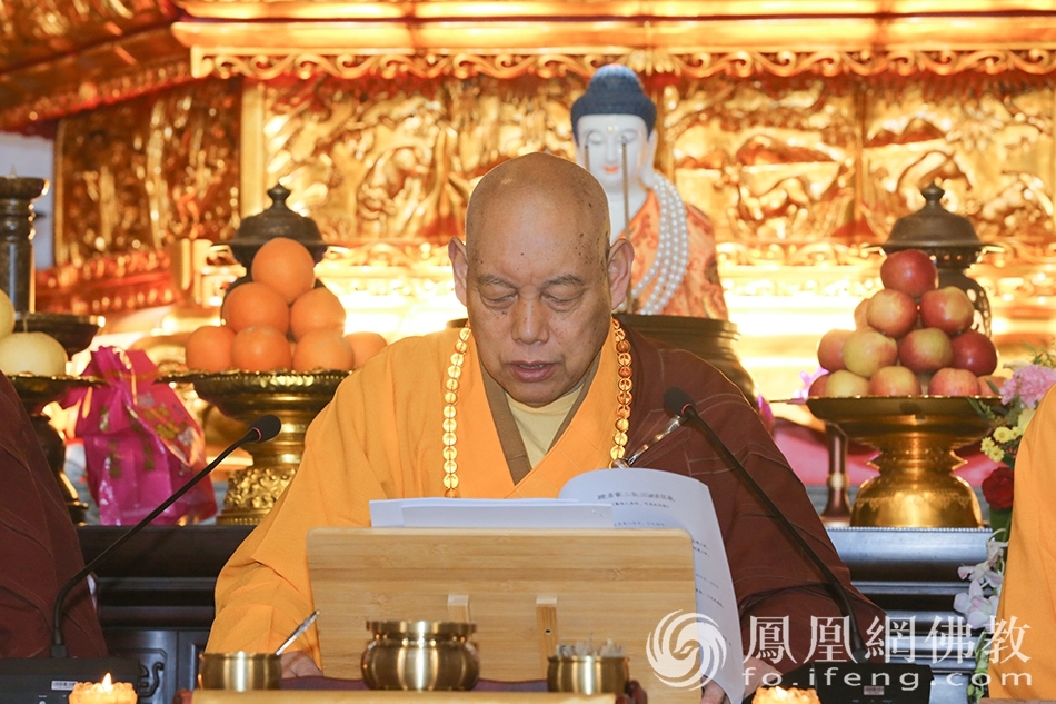 道慈律师为善信正授五戒(图片来源:凤凰网佛教 摄影:普陀山佛教协会)