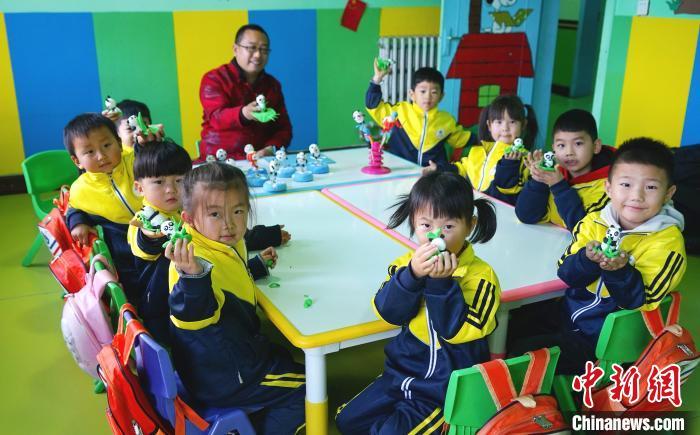 孩子们高兴地展示自己捏出的面塑作品。　杨浩 摄