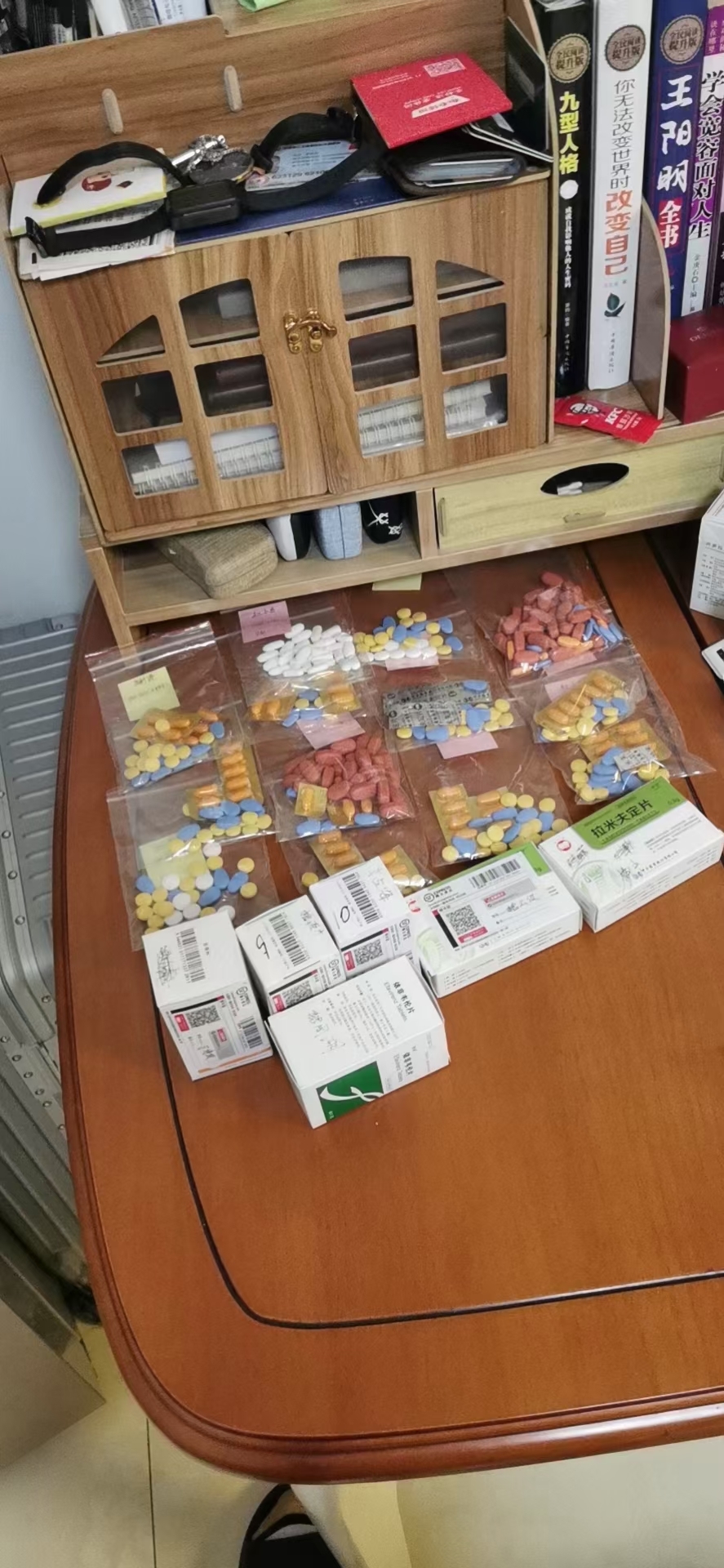 受访者服用药盒和药品