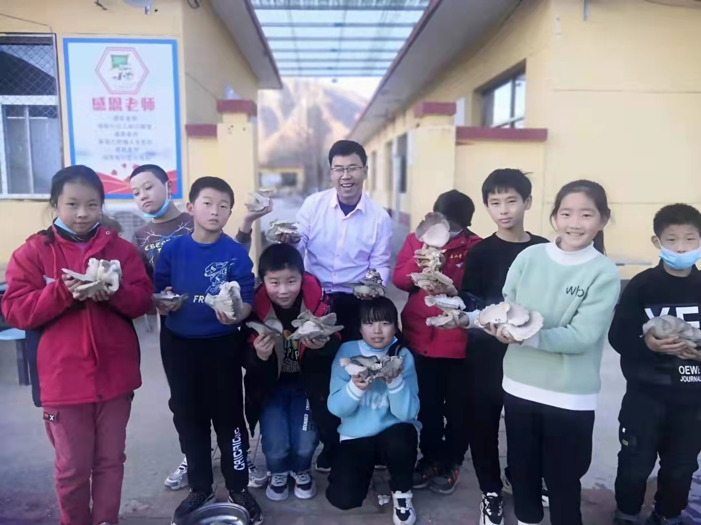 12月，岭后小学劳动实践课，陈文水带孩子们观察蘑菇的生长习性。受访者供图