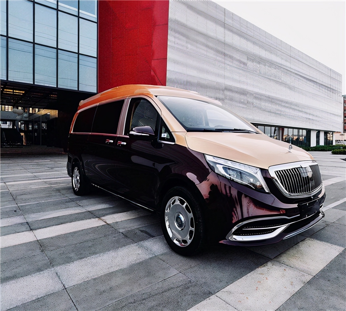 很多朋友喜欢奔驰v260但对于其参数还是比较朦胧,我们还是简单地介绍