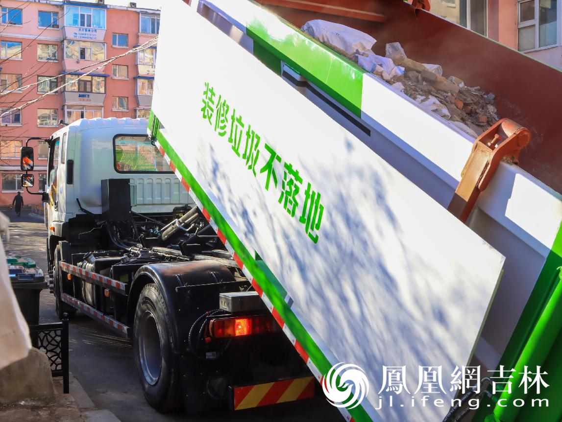 移动装修垃圾箱及运输车. 龙晓宁 摄