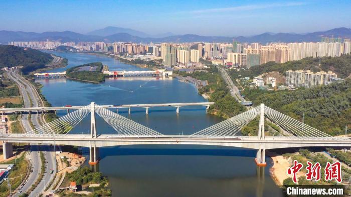 图为赣深高铁剑潭东江特大桥 铁四院供图