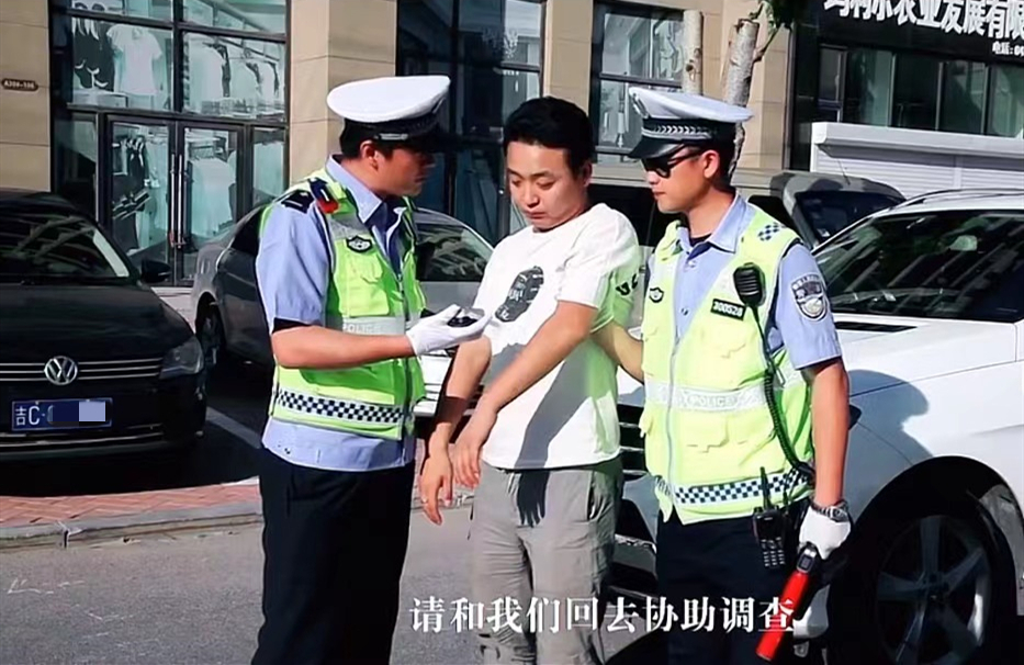 ▲董政（左）和吴尔渥（中）合作拍摄的第一条短视频。视频截图