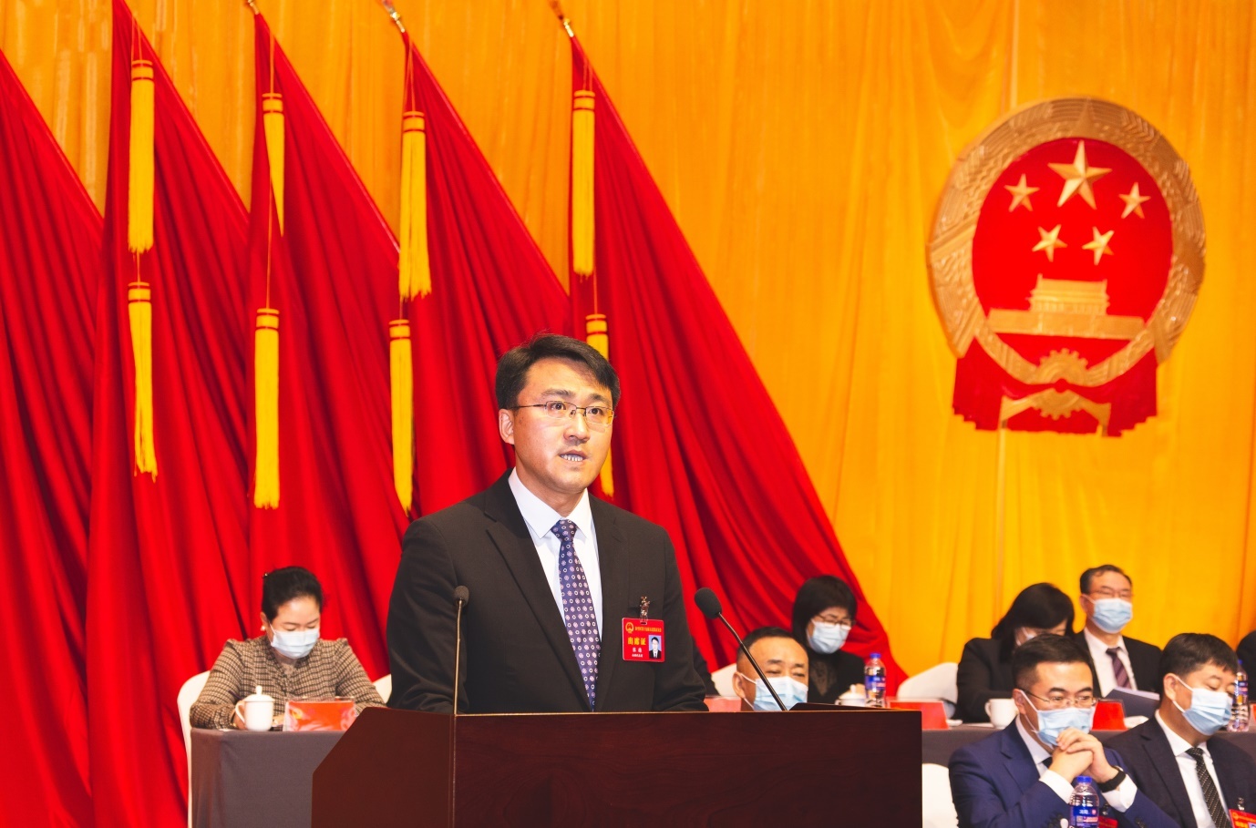 和平区人民政府代区长张德向大会作政府工作报告.