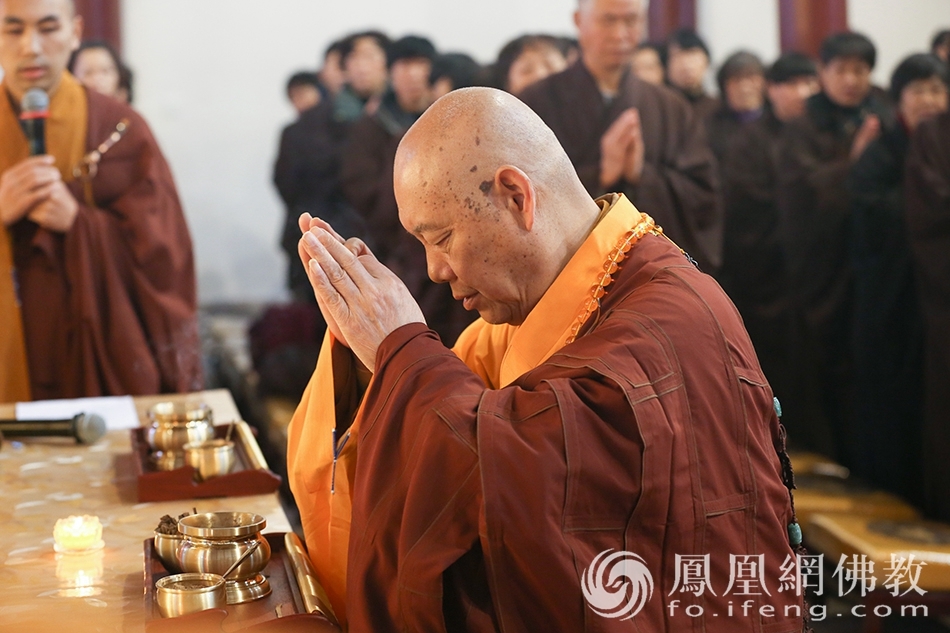 道慈律师拈香礼佛(图片来源:凤凰网佛教 摄影:普陀山佛教协会)