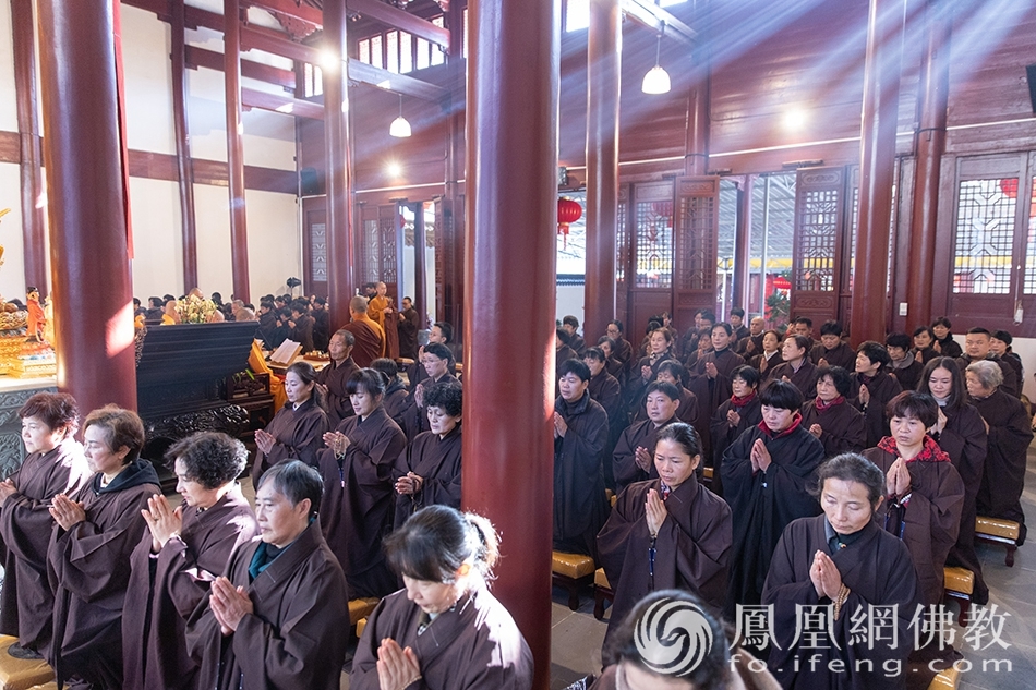 众善信恭敬聆听(图片来源:凤凰网佛教 摄影:普陀山佛教协会)