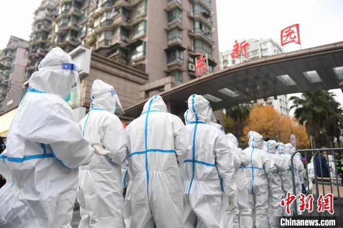 8日，医护人员进入杭州东新园小区，准备开展全员核酸检测工作。　王刚　摄