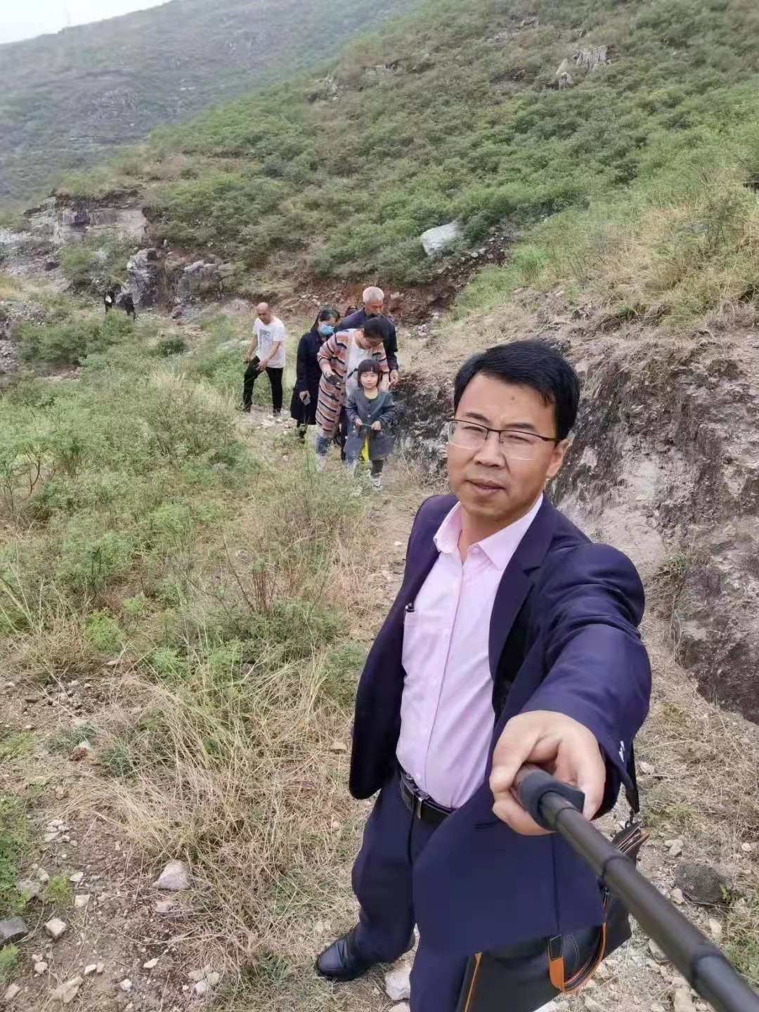 2020年5月，因政府在修建加固隧道，陈文水带着学校的老师们翻山去参加李雪老师和刘志超老师的婚礼。受访者供图