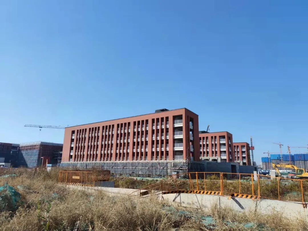 夹岗学校建设实景目前南部新城已进入实质性开发建设阶段,将全面推动
