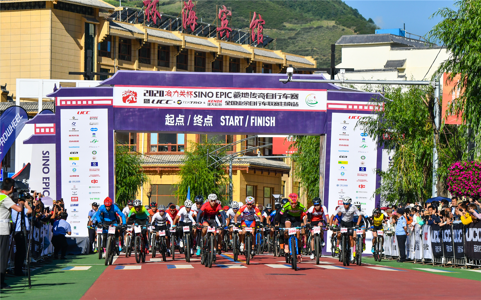 独具文化风情、蜚声国内外的甘南藏地传奇自行车赛现场